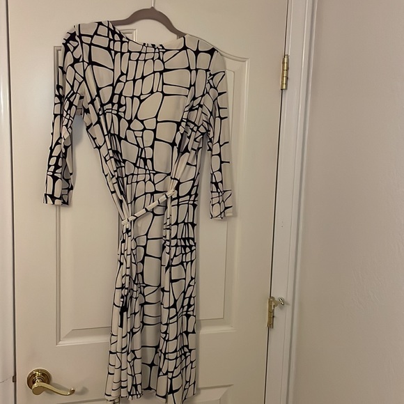 Maggy London wrap dress size 12 in cream and black - Picture 8 of 9